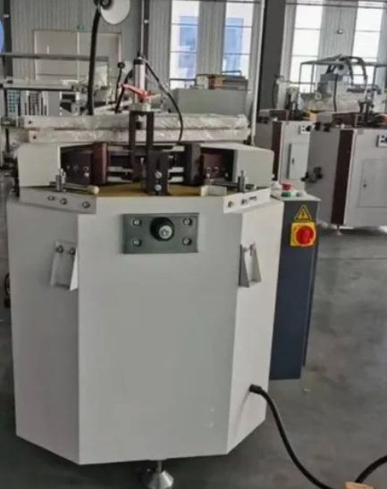 100mm ब्लेड स्ट्रोक × 3500mm फ्रेम क्षमता हेवी-ड्युटी सिंगल हेड एल्युमिनियम विन्डो ढोका कुना क्रिमिङ मेसिन