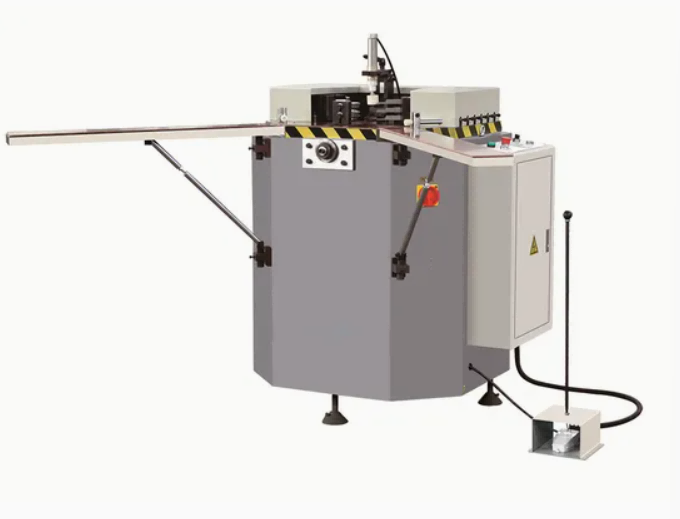 औद्योगिक ग्रेड 100mm x 3500mm उच्च सटीक एकल हेड एल्युमिनियम विन्डो र ढोका कुना क्रिम्पर